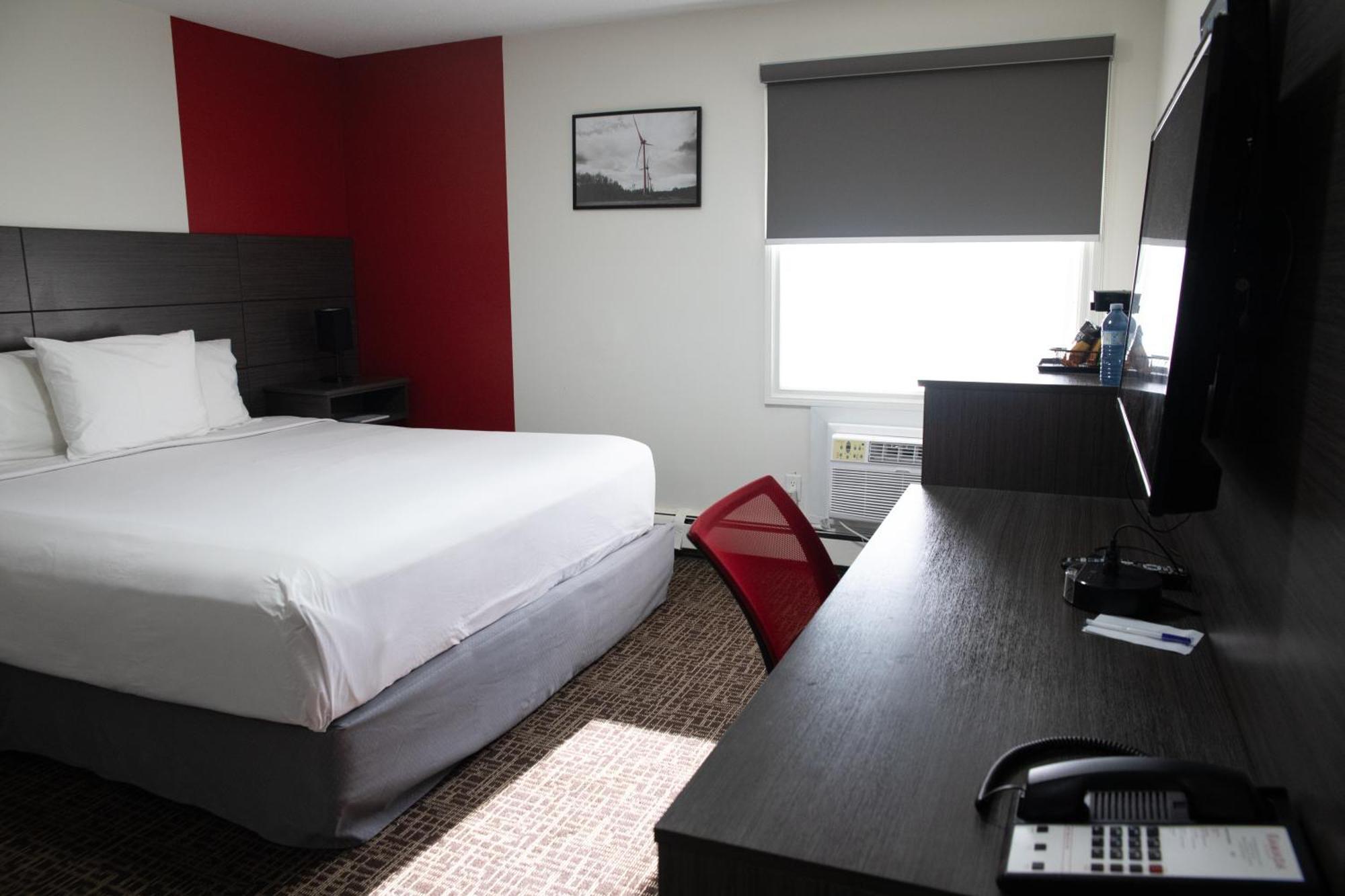 Ramada By Wyndham Dawson Creek Hotel Exterior photo