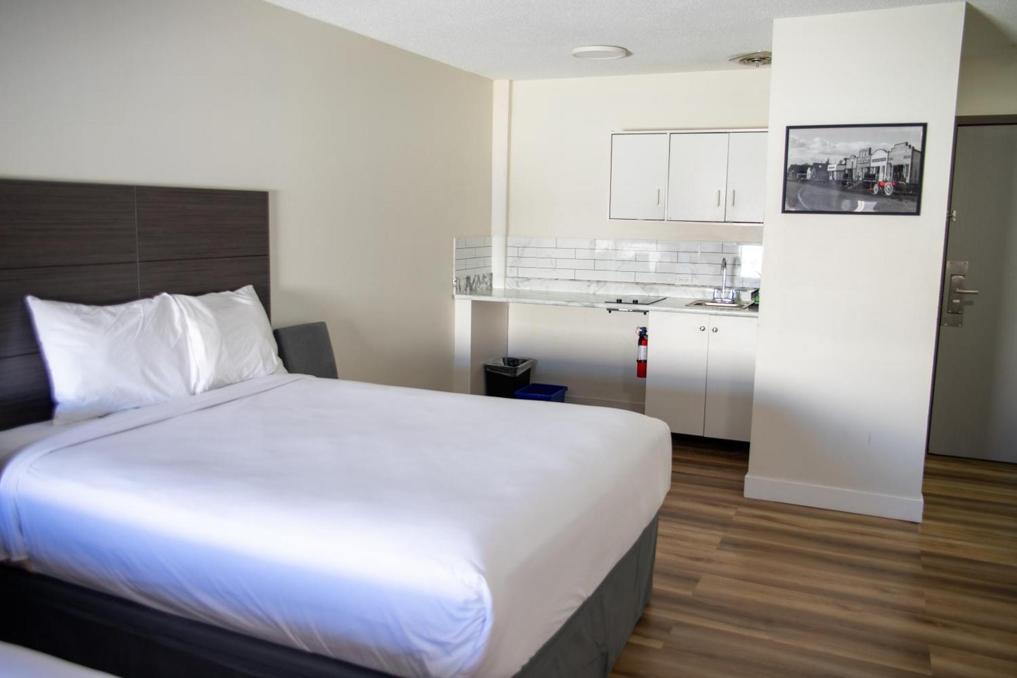 Ramada By Wyndham Dawson Creek Hotel Exterior photo