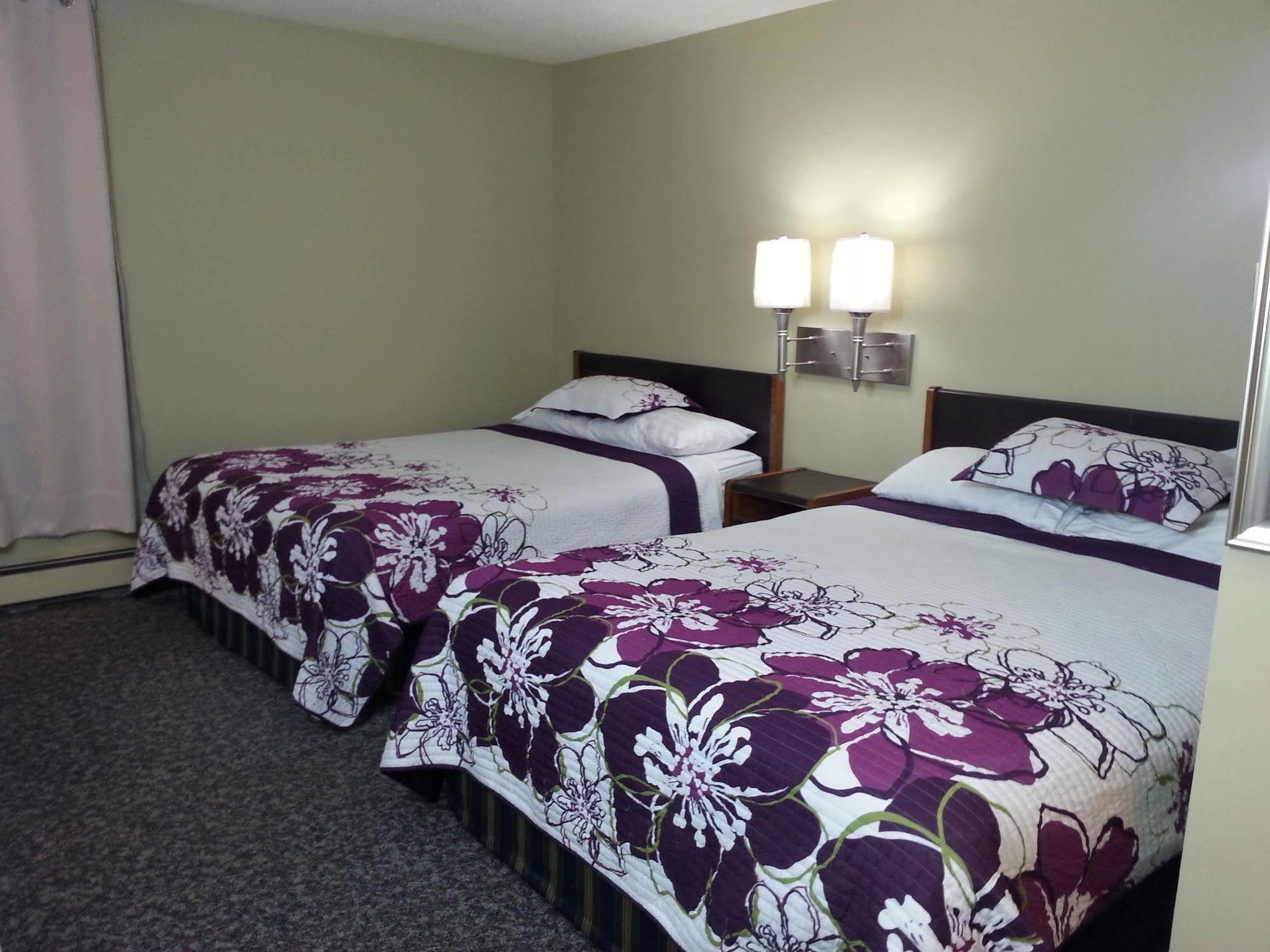 Ramada By Wyndham Dawson Creek Hotel Exterior photo
